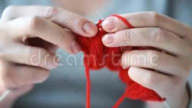 女人用针和红纱编织